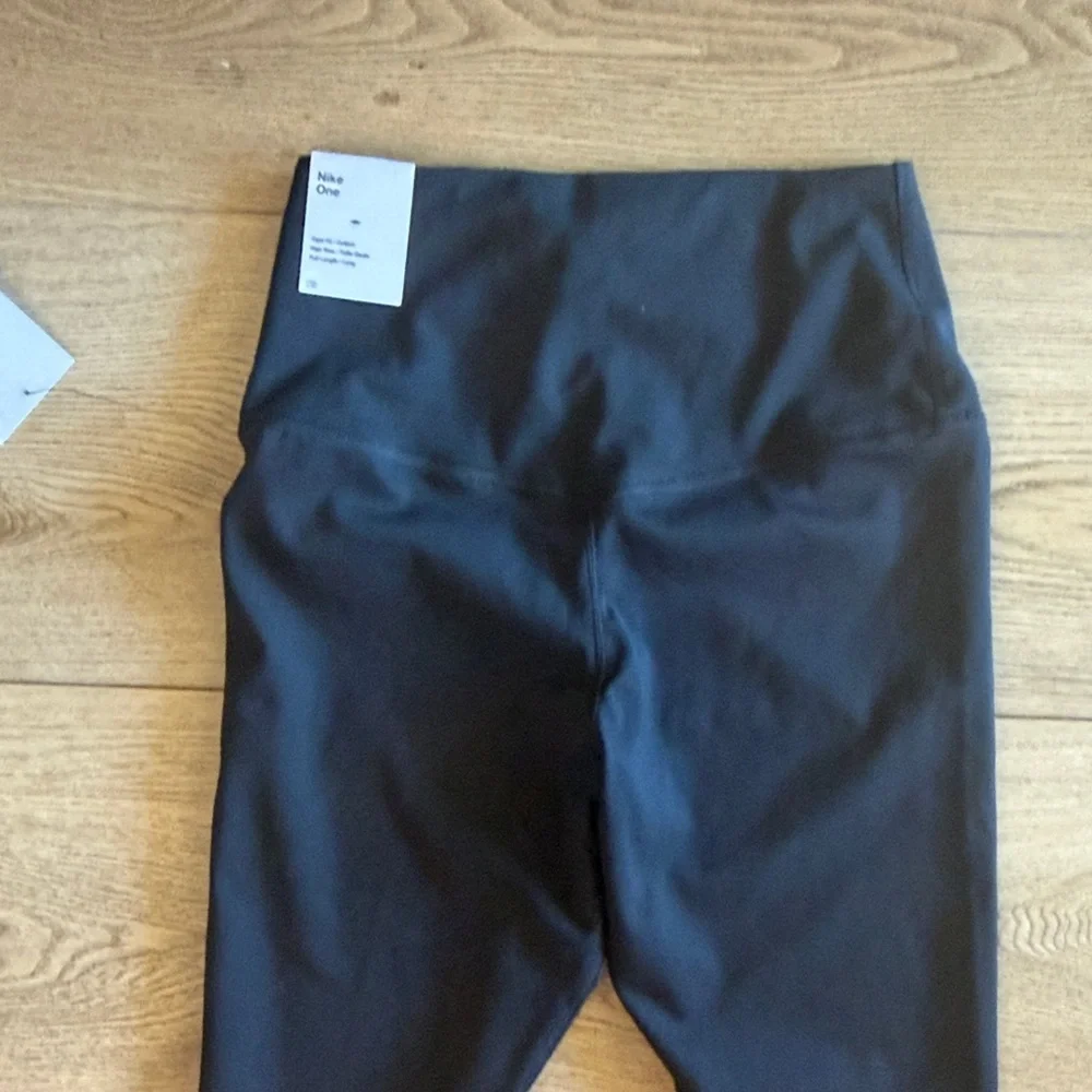 Nike Black Performance Leggings with White Swoosh - Picture 5 of 5